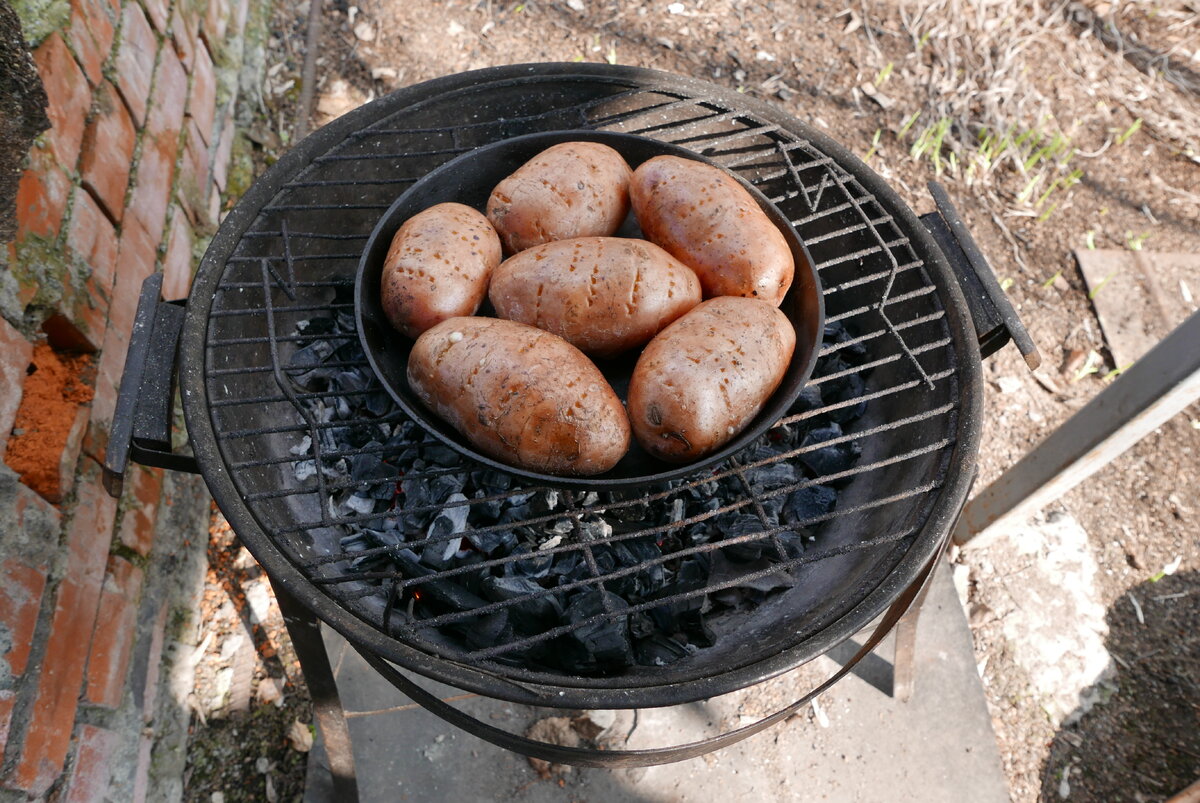 Картофель запеченый на мангале фаршированный колбаской и сыром. Волшебное  быстро-блюдо. | мужчина на кухне - волшебник | Дзен