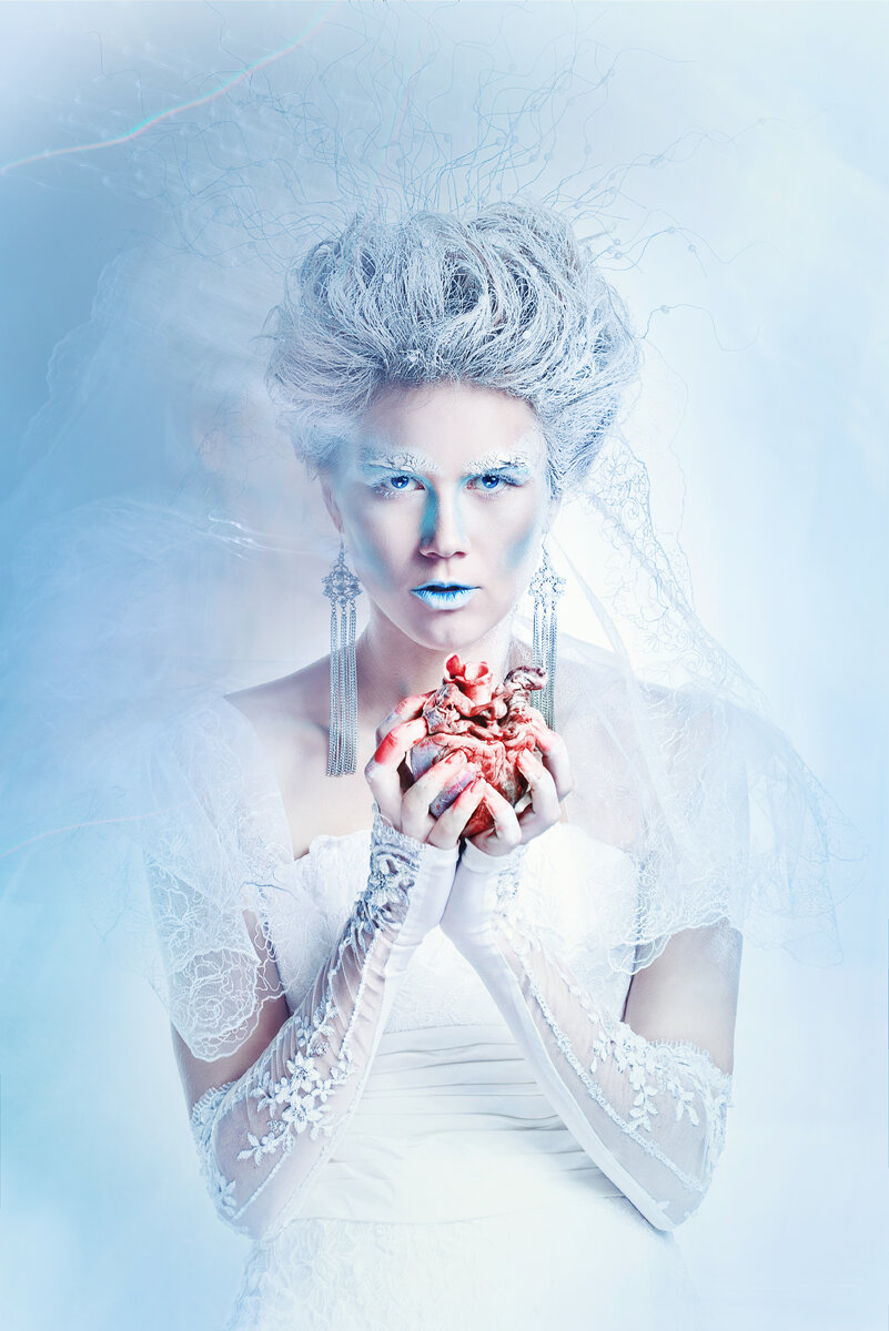 Катя в образе Снежной Королевы держит в руках сердце Кая