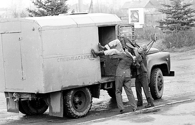 Смотри, брыкается еще!