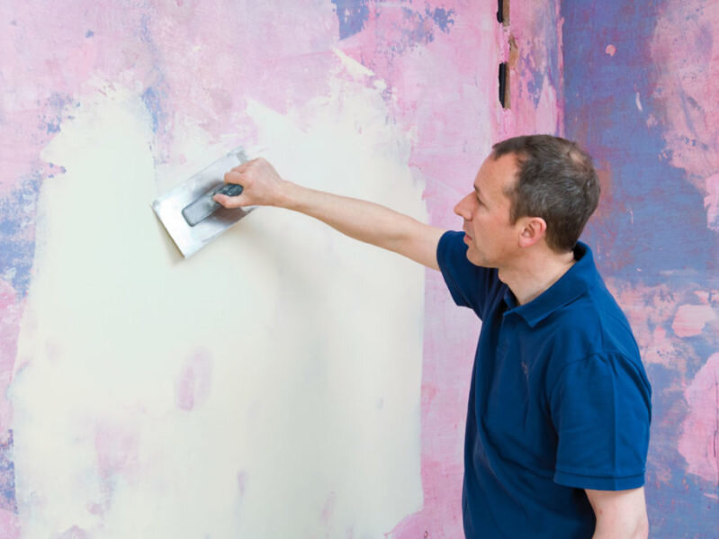 Если решили покрасить стены в ванной краской, тогда будьте готовы выровнять и тщательно подготовить поверхность. Такая подготовка займет время, так как представляет собой комплекс действий.