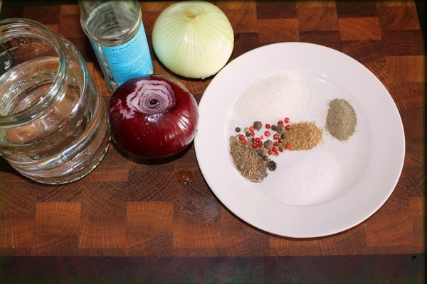 С первого раза можно и не заметить! Я тоже сначала не понял, но сахар и соль в тарелке присутствуют)))