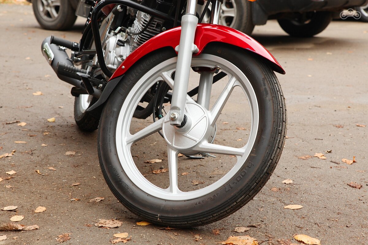 
Спереди и сзади установлены барабанные тормоза с взаимозаменяемыми колодками