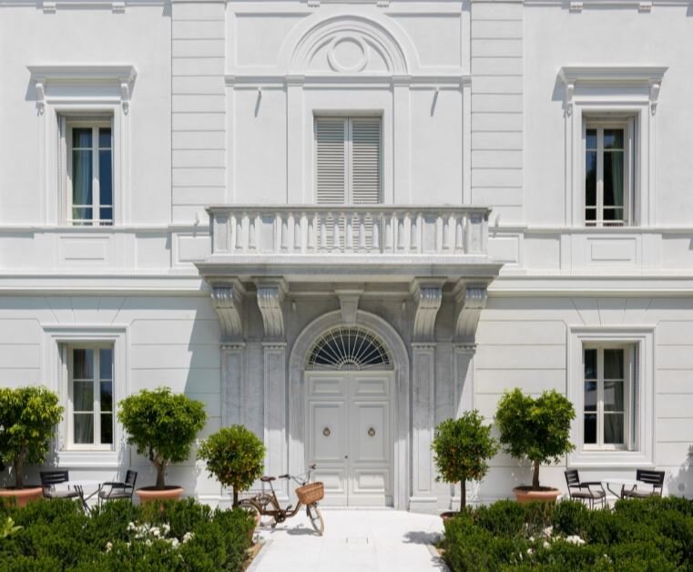 Фасад палаццо. Когда-то он был розового цвета, однако после реставрации его перекрасили в белый.