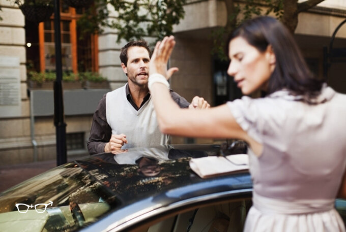 Мы все разные, и то, что нравится одному, порой совсем не нравится другому. Поэтому, иногда даже близкие люди могут сделать какое-то замечание или высказать претензию. Как реагировать на критику от близкого человека? В нашей статье мы поговорим о том, как, не будучи психологом, избежать возможного конфликта после критического высказывания, сделанного близким человеком