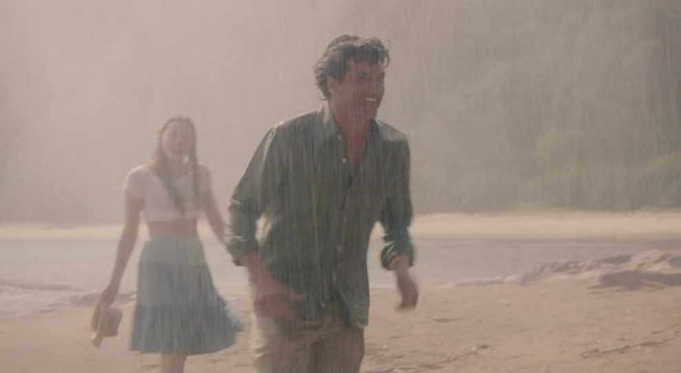 Кадр из сериала: герой Дэмпси первый раз видит свою будущую любовь Нолу, она танцует под дождем на берегу моря 