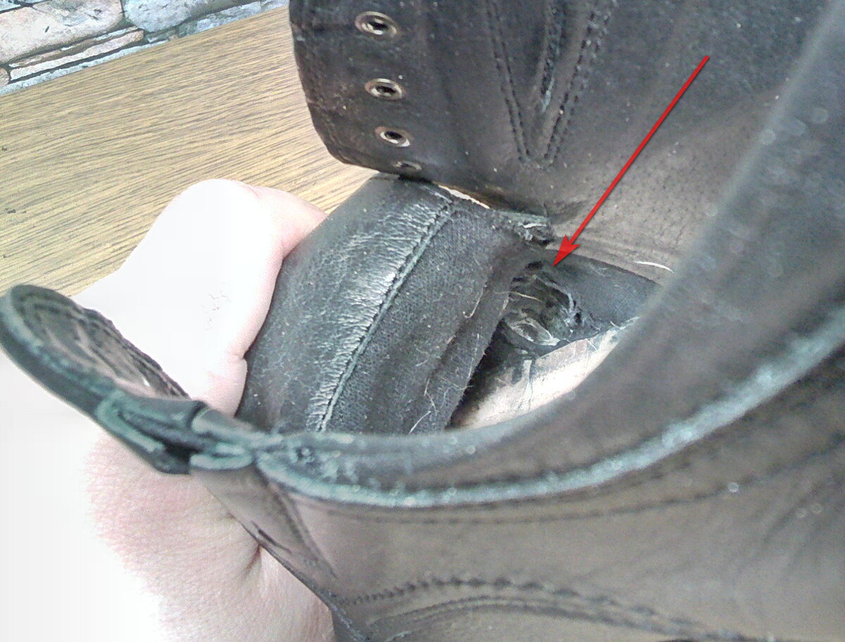 Также проношена подкладка с месте сгиба стопы. В обоих полупарах.