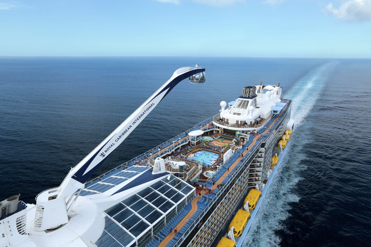 Дорогие лайнера. Spectrum of the Seas лайнер. Круизный лайнер Royal Caribbean. Royal Caribbean Spectrum of the Seas. Royal Caribbean International спектр морей 5d.
