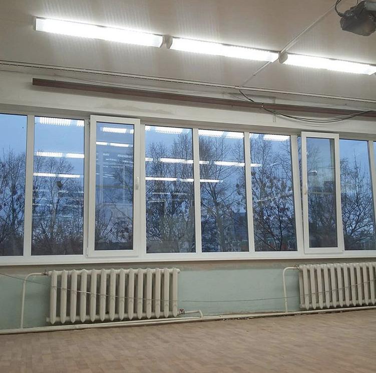 Window school. Окно в школе. Пластиковые окна в школе. Большие пластиковые окна в школе. Пластиковые стеклопакеты в школе.