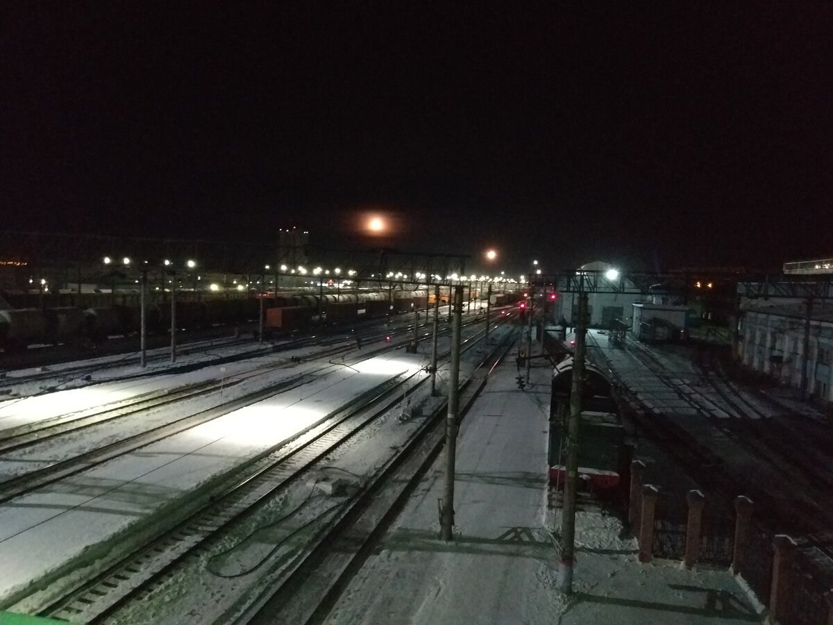 Утро раннее, Луна