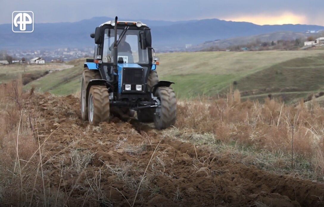 Трактор в деревне. Трактор мтз-82 буксует. Сел за трактор. Трактор мтз 80калхоз сср. Старый трактор в деревне.