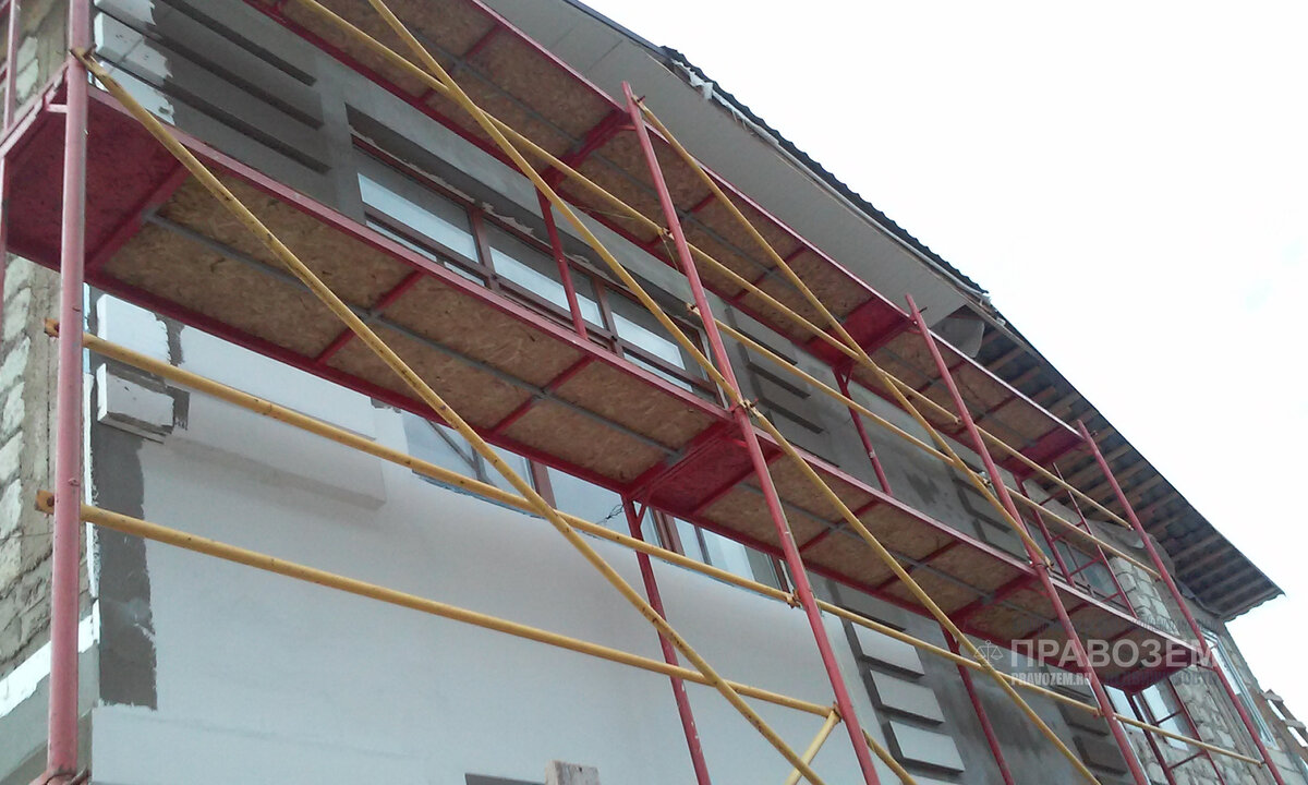 Реконструкция здания с увеличением жилой площади (надстройка 2-го этажа) выполнятся на основании полученного разрешения с последующим вводом в эксплуатацию