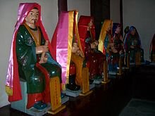 Материал из Википедии. Несколько из 60-и фигур Тай-Суйев, символизирующих годы 60-летнего цикла, в Храме Большой Медведицы (одно из зданий даосского храма Чанчунь, г. Ухань)