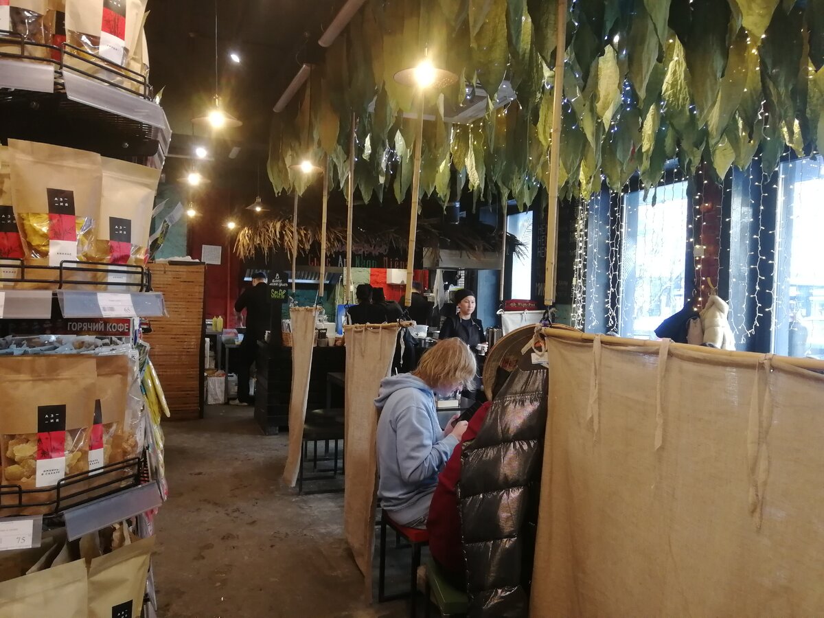 Не менее экзотически смотрится касса (фото 3)