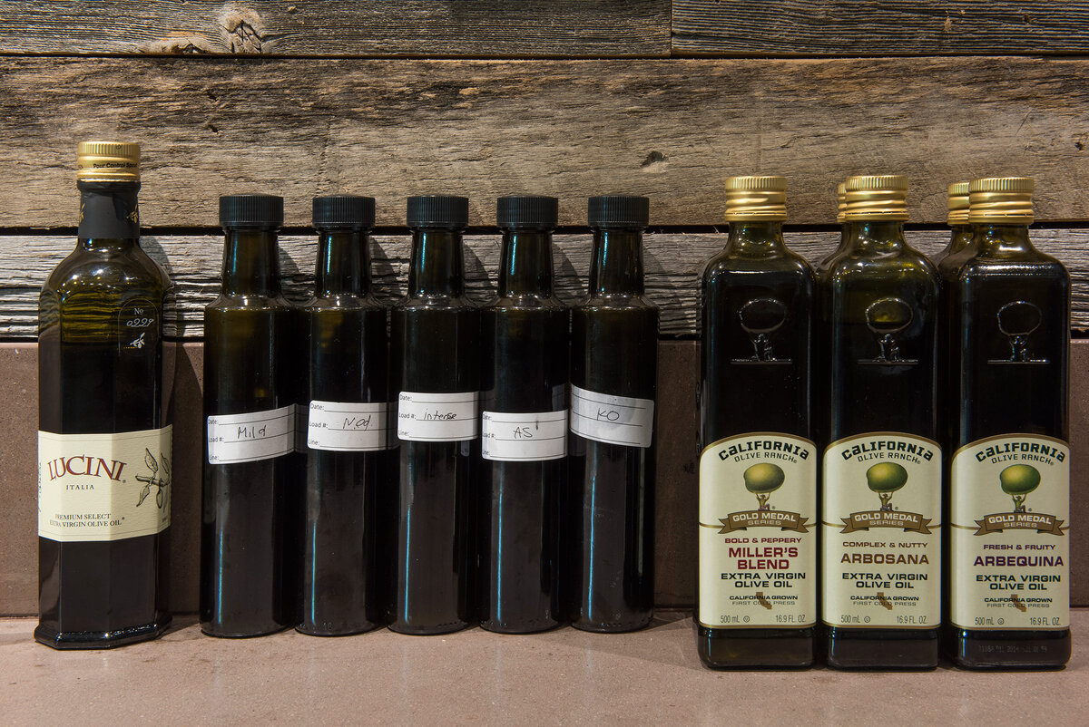 Сколько можно хранить оливковое масло, где и как правильно это делать в домашних условиях? Отвечаем на основные вопросы. Закрытое Запечатанное масло в заводской упаковке в среднем хранится около года.-2