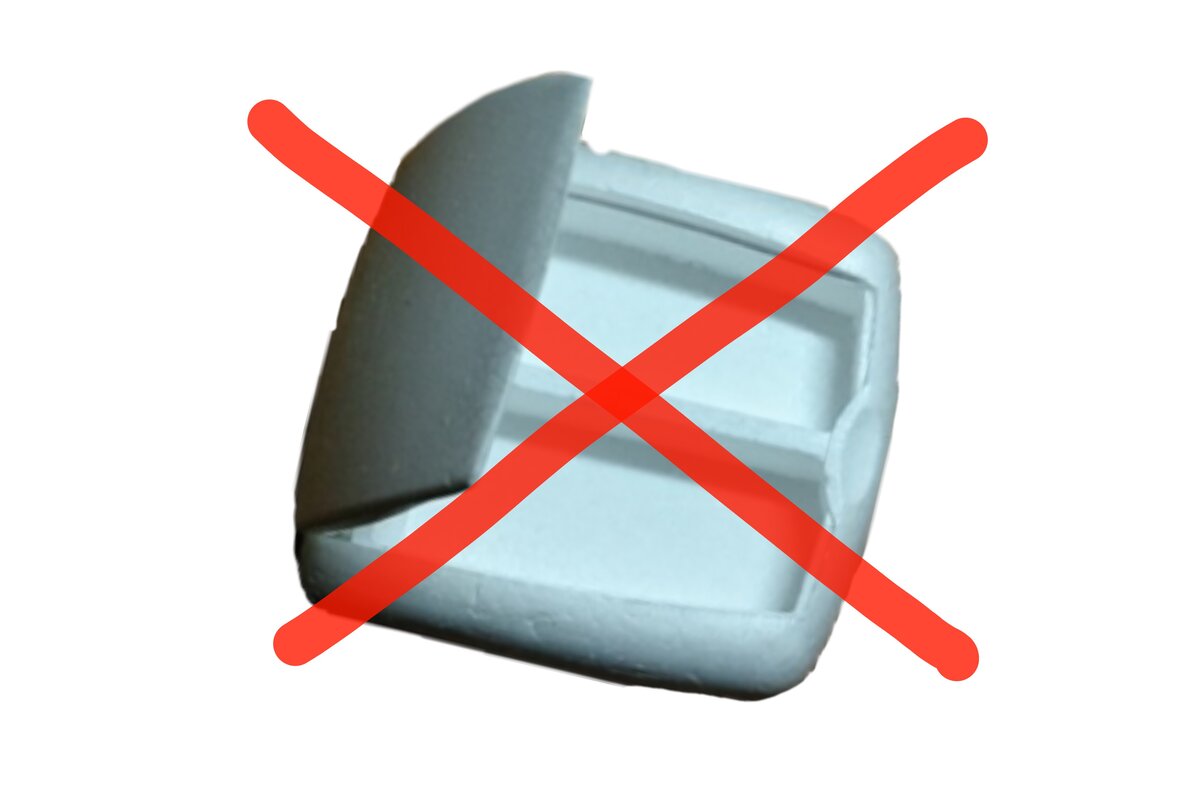 При попадании хоть одной личинка на стык, крышка плотно не закрывается. Сейчас говорю именно про эту модель. Мотыль замерзает мгновенно, за счёт тонкой крышки. 