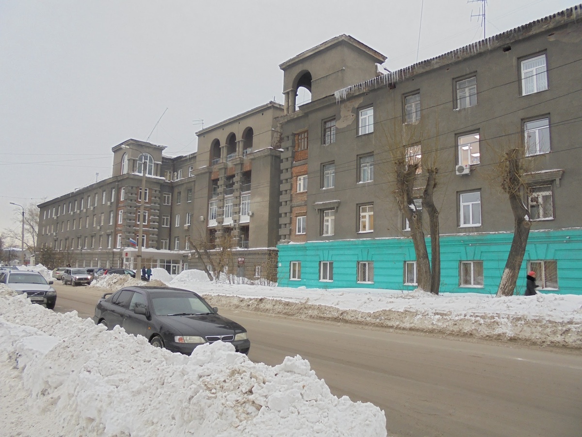 А после того как директор завода приехал с командировки из Москвы, привезя с собой немецкий магнитофон, стали делать и их. Комета, Мелодия....
И для обороны кропали много чего.
Как то в одном из цеху долго не могли понять почему окислились катоды. Ломали голову не один день. И выяснили, что работница работала без маски, а перед этим налопалась квашенной капусты😆. Во какая стерильность была.