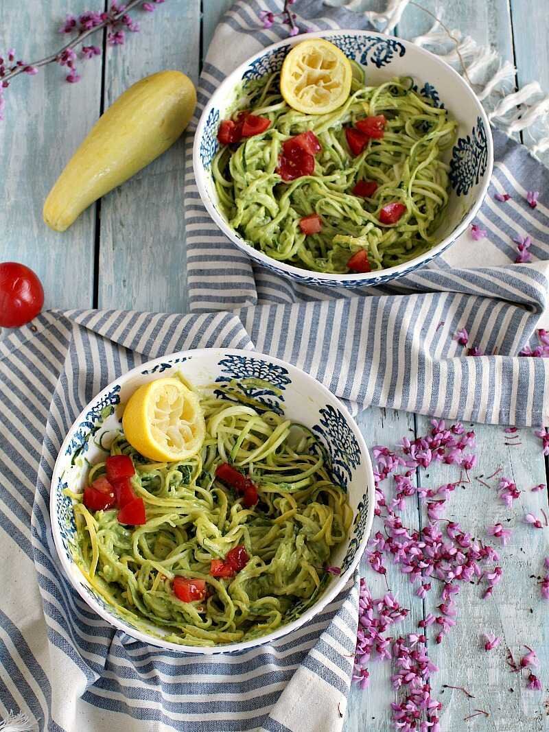 Zucchini Noodles — это легкий ужин, приготовленный в остром сливочном соусе из авокадо с лимоном, который готовится всего за 20 минут.