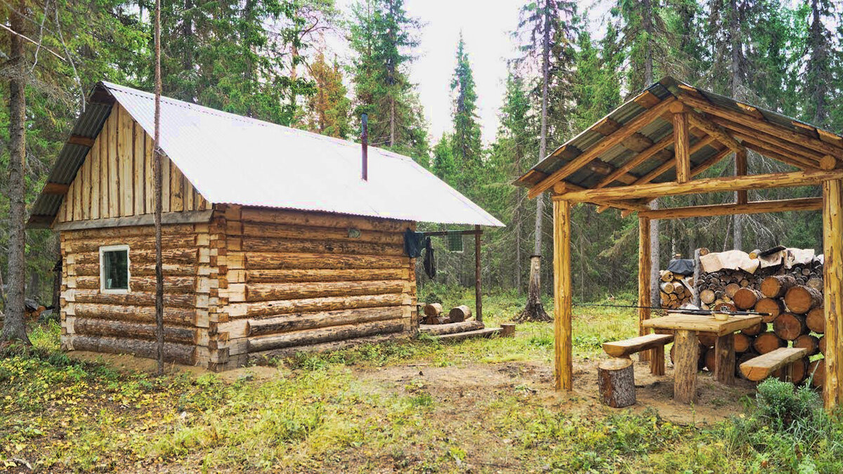 Зимовье охотника в тайге в Якутии