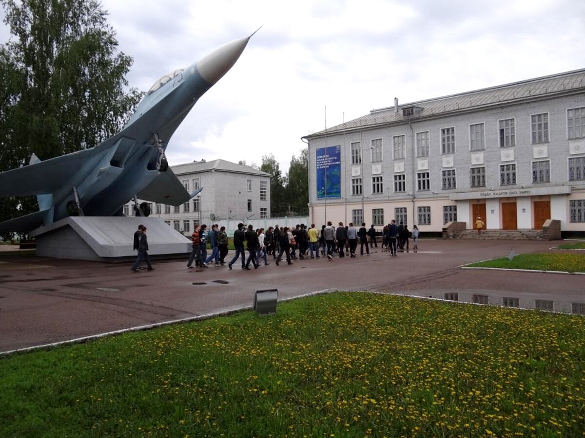 Отдел кадров умпо уфа. Музей УМПО Уфа. Самолет УМПО Уфа. УМПО самолет памятник. Проходная УМПО.