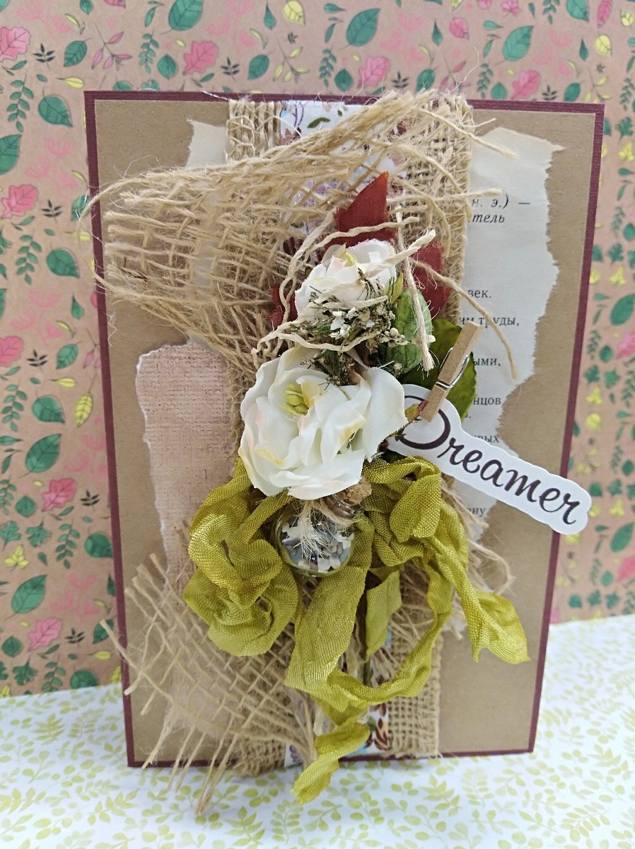 Использование мешковины. обрывки старой бумаги, натуральная ленточка, стеклянная бутылочка с камешками.