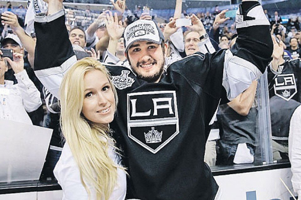 Вячеслав войнов хоккеист. Жена вячеслава войнова. Вячеслав войнов хоккеист жена. Вячеслав войнов с кубком стэнли. Марта варламова жена войнова фото.