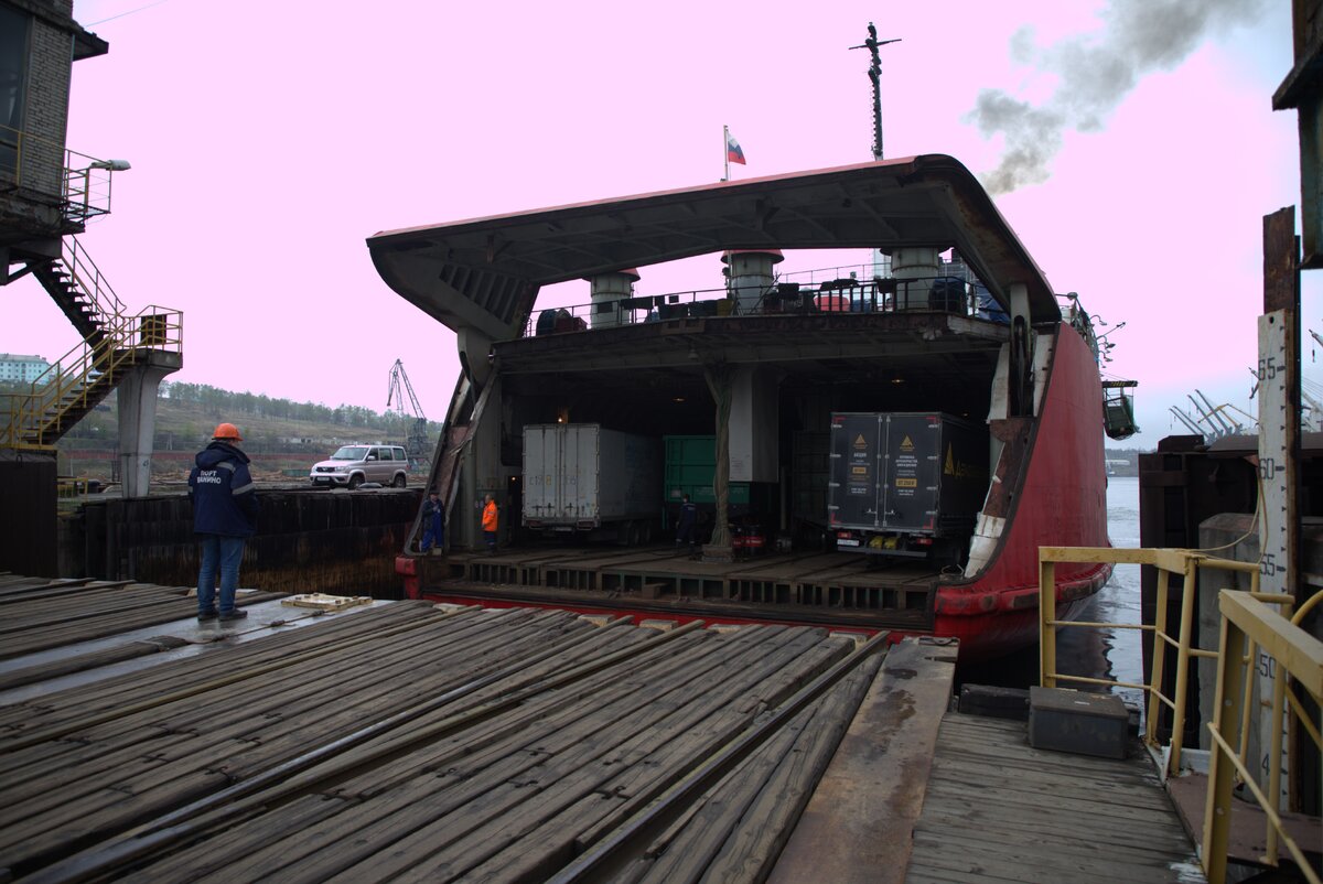 Еще пара метров, и рельсы на борту парома состыкуются с рельсами пирса