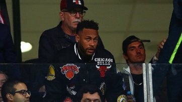 Неймаргрубо обошелся с 19-летним Уэвертоном после того, как молодой игрок пробросил ему мяч между ног на тренировке команды.
