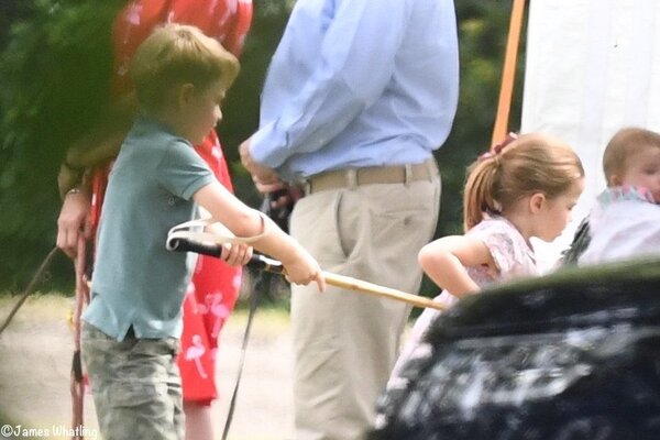 Кейт Миддлтон и Меган Маркл появились на публике с детьми