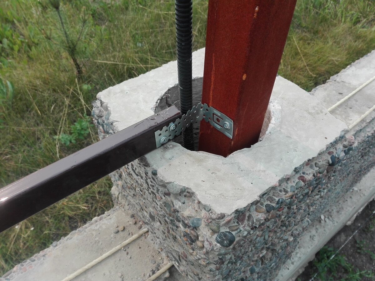 Закладные для столбов из бетона
