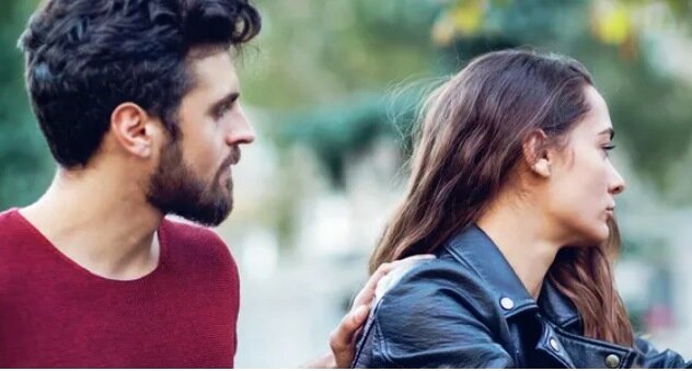 жена больше не поддерживает зрительный контакт.