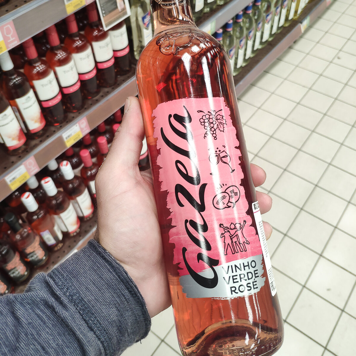 Vin 40. Газелла вино. Виньо Верде Газела Розе. Gazela Vinho Verde розовое. Gazelle вино.
