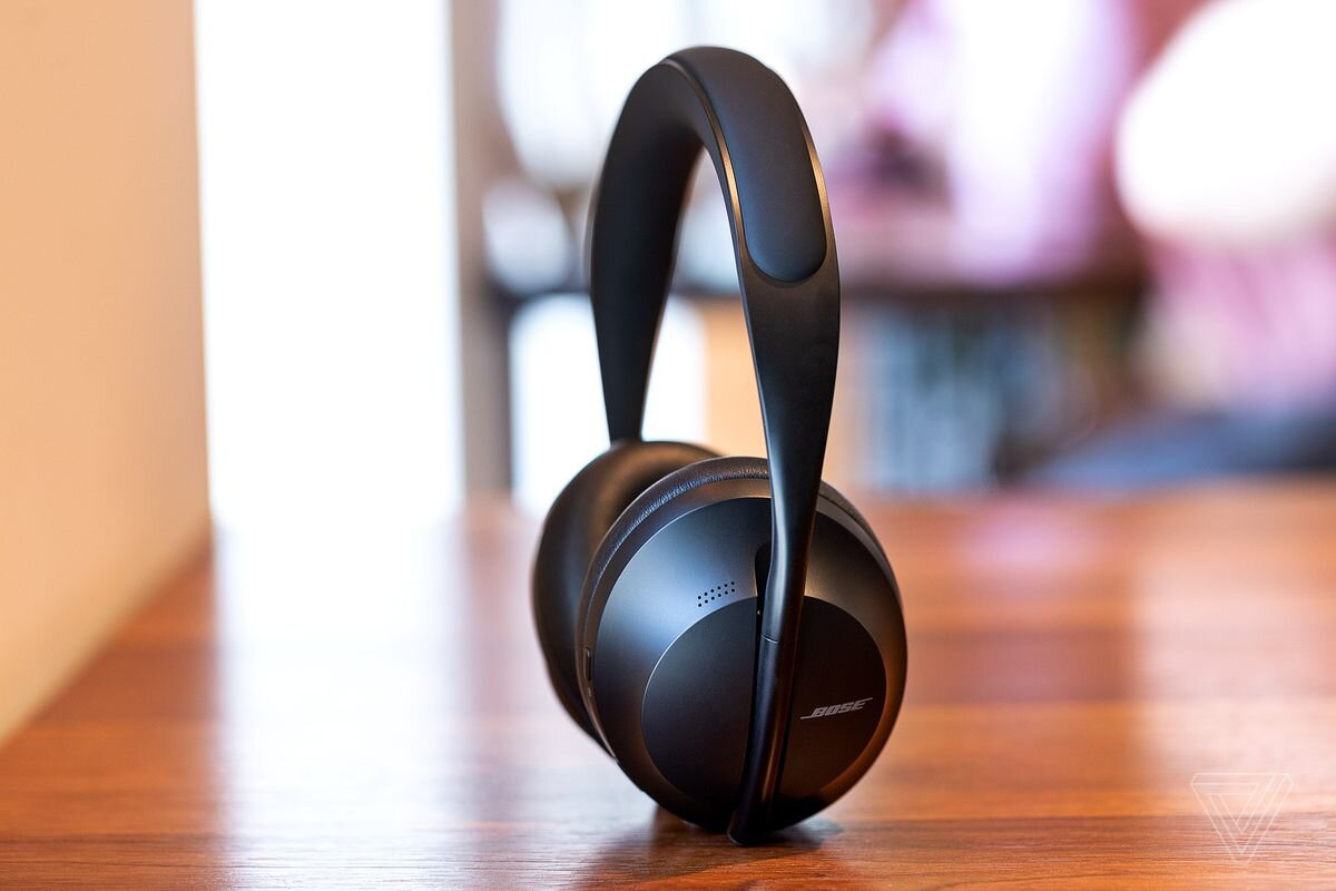 Нет физических кнопок для управления звуком. Вместо этого передняя половина правой наушника распознает ваши прикосновения и удары.