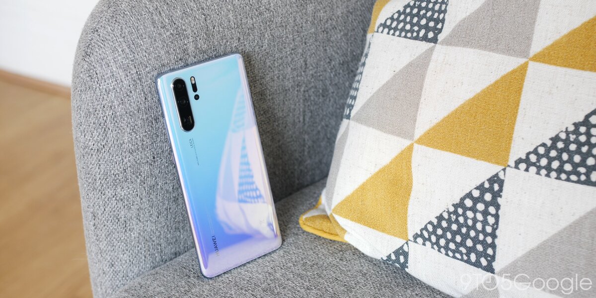 На Huawei драма продолжается. На этой неделе некоторые пользователи Huawei P30 Pro сообщают, что тесты SafetyNet не работают на их устройствах, нарушая многие приложения, включая Netflix и Google Pay, и Huawei подтвердила эту проблему. 


Что такое безопасность? Набор API и служб используется для защиты приложений, которые нуждаются в дополнительной безопасности. Некоторые популярные приложения, которые используют его, включают Google Pay, а также Netflix. Если устройство не сертифицировано Google, оно не пройдет тесты SafetyNet, и, кроме того, эти приложения перестанут работать так же, как они недавно работали на Huawei Mate 30 Pro.

Android Authority подтвердил с Huawei, что некоторые пользователи P30 Pro видят неудачные проверки SafetyNet. Компания говорит, что пользователи EMUI 10 beta могут увидеть стандарт сломан с последним обновлением платформы, но говорит, что Google может быть виноват. Однако проблема, по-видимому, затрагивает небольшое количество пользователей на более старых версиях платформы.

Пол О'Брайен показал в Twitter, что его “немодифицированный” P30 Pro не проходил тест SafetyNet и далее подтвердил, что такие приложения, как Google Pay, были сломаны в результате. Тем не менее, он сказал, что “мигание его телефона” исправило проблему. Huawei говорит, что это не должно происходить.

Скорее всего, это просто временная проблема, поэтому нет необходимости паниковать, что старые устройства Huawei внезапно теряют доступ к сервисам Google. Huawei заявила в заявлении, что EMUI 10 уже был сертифицирован Google для того, когда он выкатывается для всех пользователей.

Обычно ради бета-тестирования Google позволяет бета-версии ОС поставщиков на определенных моделях появляться и вести себя как сертифицированная версия/устройство, даже если эта комбинация версий/устройств все еще находится в процессе сертификации.

После некоторого расследования мы обнаружили, что наша глобальная бета-версия EMUI 10, выпущенная на P30 и P30 pro в начале августа, больше не появляется и не ведет себя как сертифицированное устройство, где они должны быть, как описано выше.

EMUI10 на P30 / P30 pro был сертифицирован недавно, и сертифицированная версия будет доступна для глобальных пользователей в будущем. Тем временем мы обращаемся к Google, чтобы определить причину этой проблемы для текущих пользователей бета-версии и попытаться решить ее как можно скорее.
