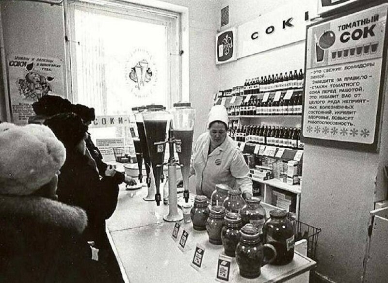 Соки-воды в советском магазине "Продукты"