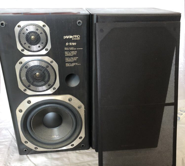 Не маленькие колонки на 8" вуфере от именитого Японского бренда Pioneer