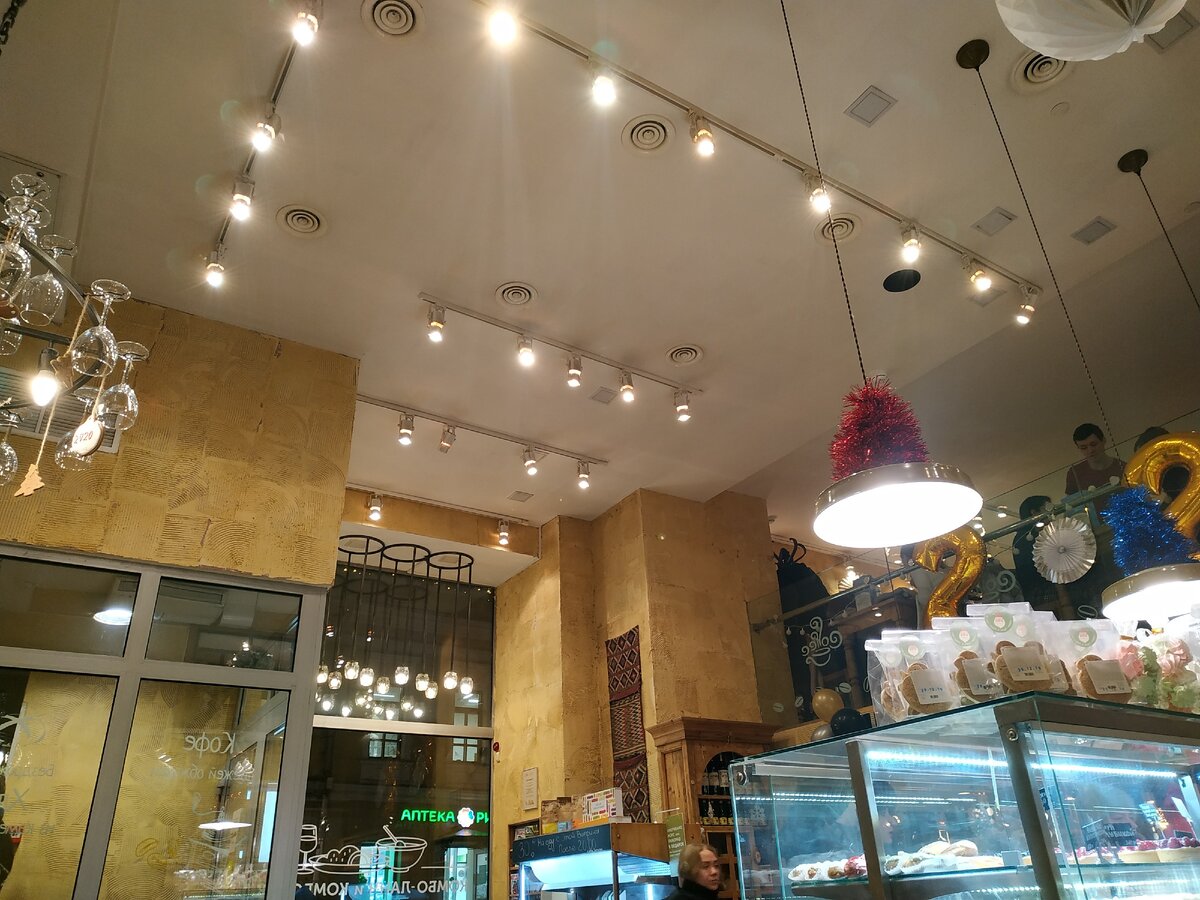 В обстановке много всяких интересных деталей