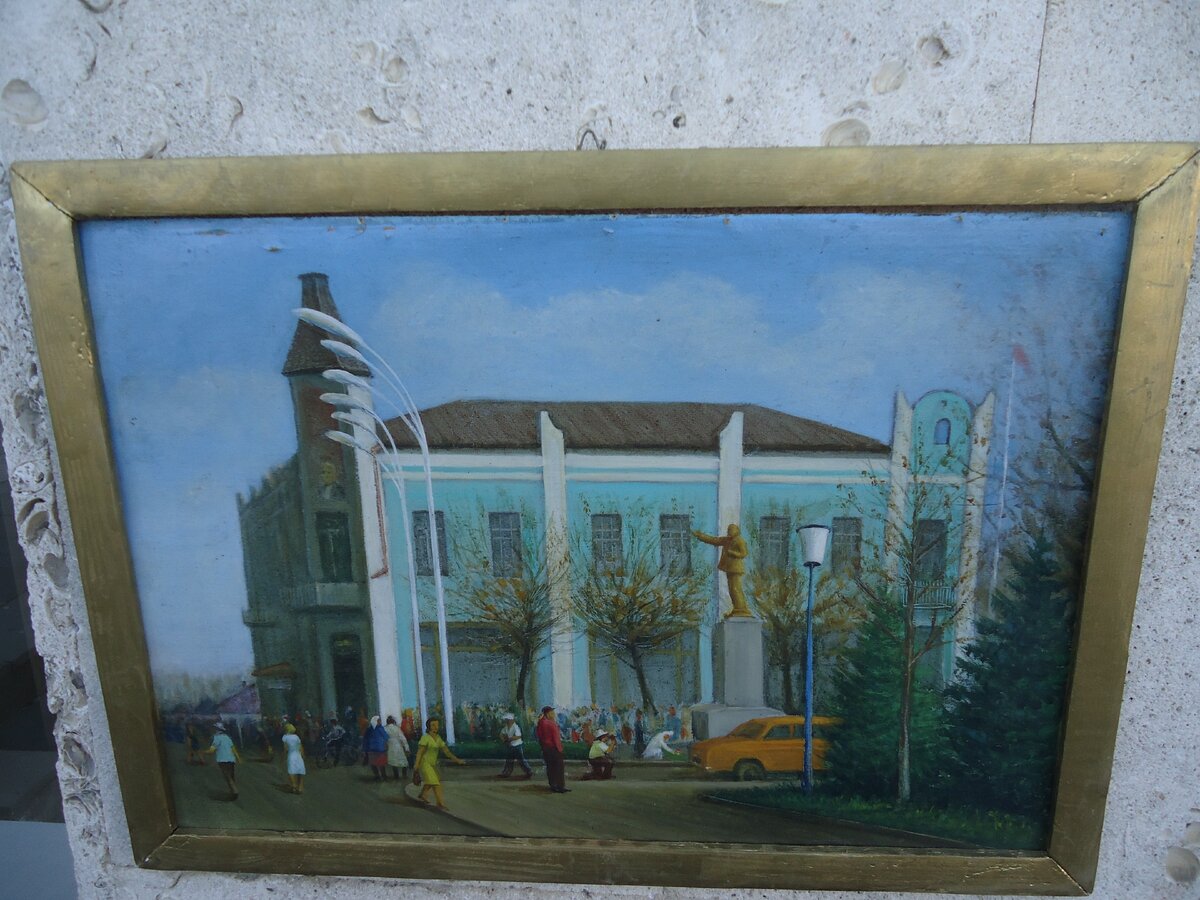 Фото Игоря Попова.  Работы художника Г. Крамарова.