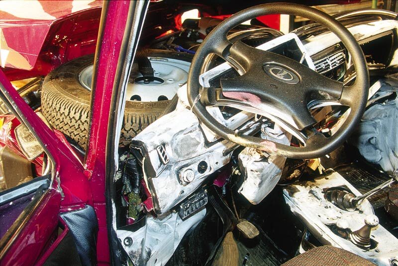 Если хотя бы убрать колесо из подкапотного пространства, и сделать телескопический механизм рулевой рейки - то у водителя появится шанс сохранить пару зубов.