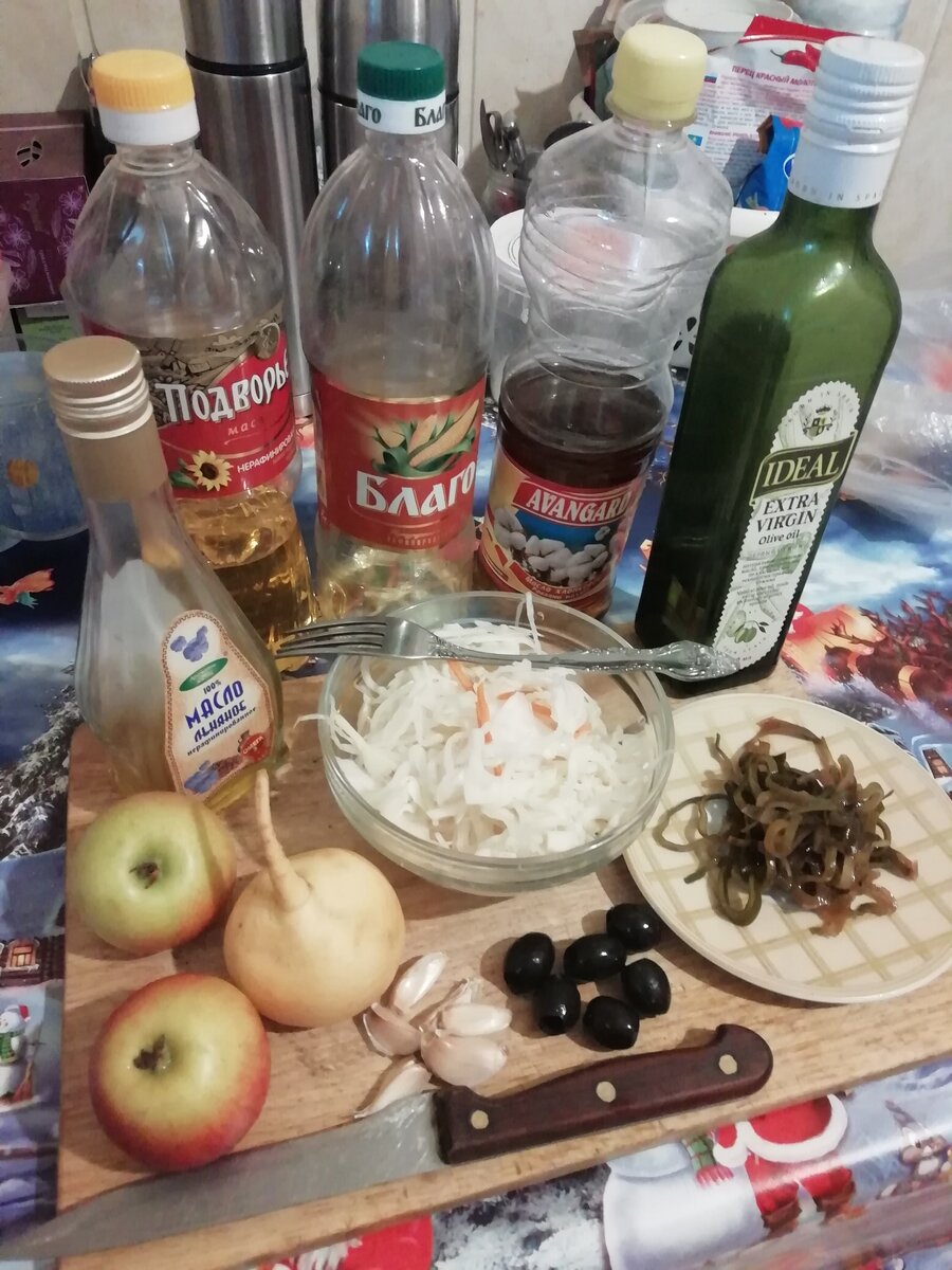 Один из вариантов салата с квашенной капустой.