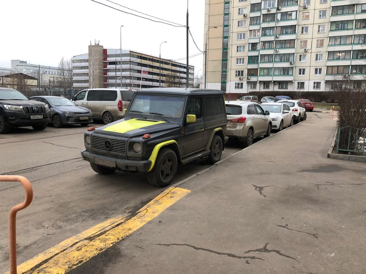 Неужели владелец думает что это хорошо? Вызывает смех прохожих