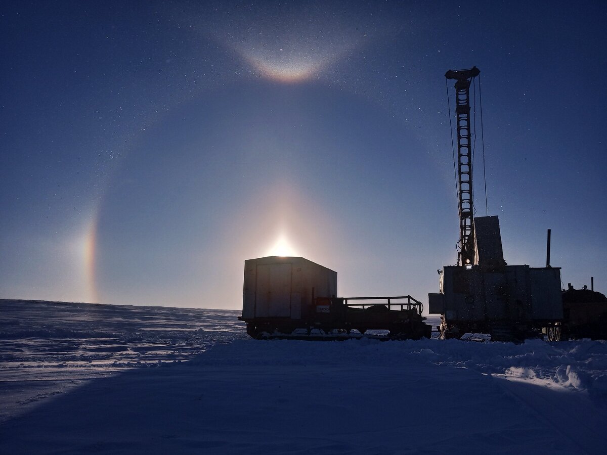 авиабаза нагурское. задача на противоположные стороны с 1 скоростью. с двух полярных станций одновременно. антарктида северное сияние. с двух полярных станций одновременно.