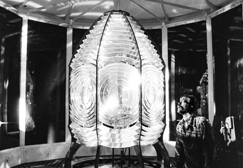 Роберт Паттинсон всматривается в огонь маяка. А если долго всматриваться в маяк, то он будет всматриваться в тебя. 