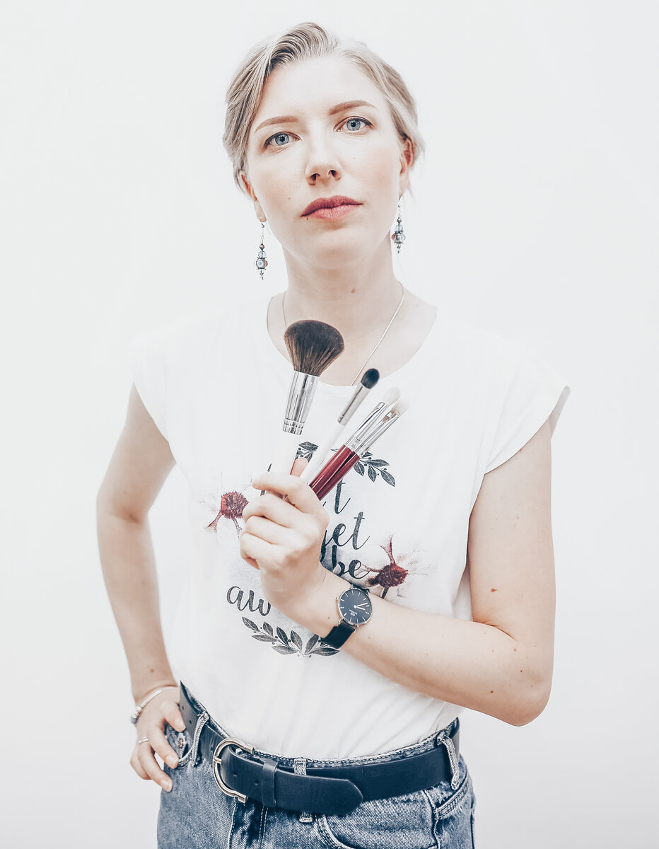 Стандартная аватарка визажиста с кисточками) 