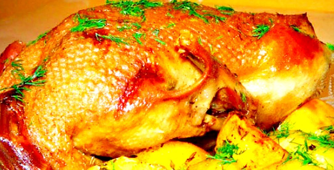 Запеченую утку в духовке украшаем зеленью