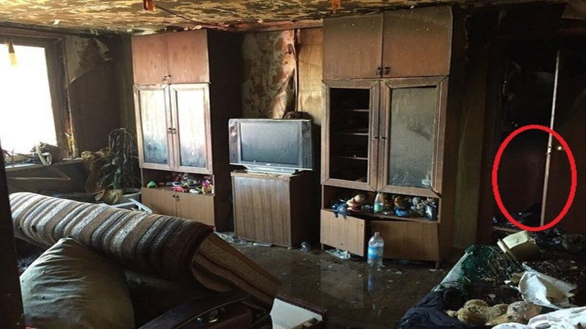 Что это за пятно у входа в дом?