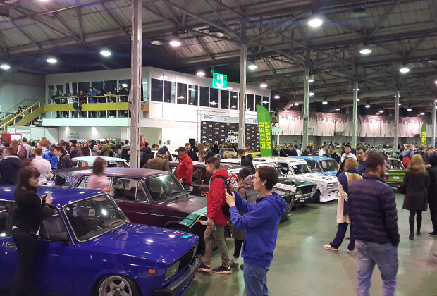 Посетители выставки «Жигули всегда» в СокольникахФото: Сергей Лютых1/2