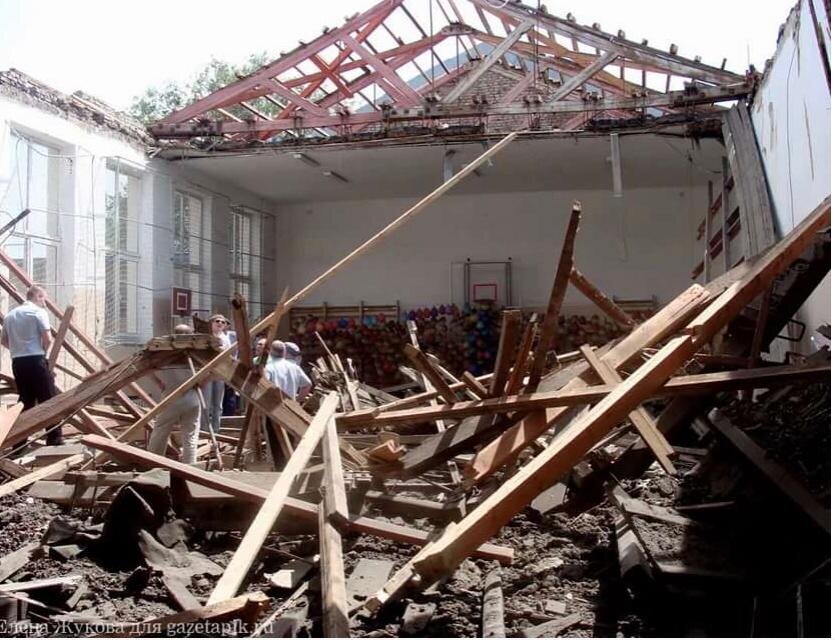 На данном фото крыша рухнула от своего же веса, поэтому очень важно рассчитать нагрузку.