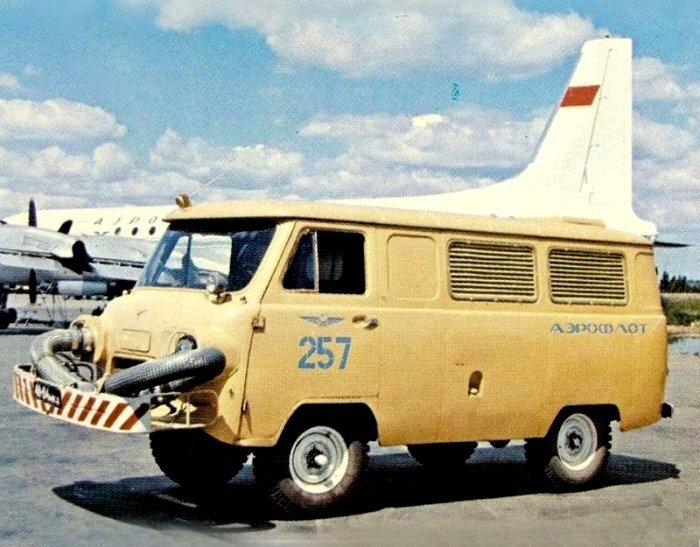 Эксперименты в автомобильной промышленности — дело привычное, ведь все заслуживает улучшения. Нередко странные задумки действительно могут стать началом чего-то нового и эффективного. Однако бывают и такие эксперименты, которые может и не оказались панацеей, но абсолютно точно заслуживают внимания. Как, например, идея автоконструкторов Ульяновского автомобильного завода оснастить их легендарные «Буханки»…авиационным двигателем.

Необычный тюнинг легенды советского автопрома. /Фото: fishki.net