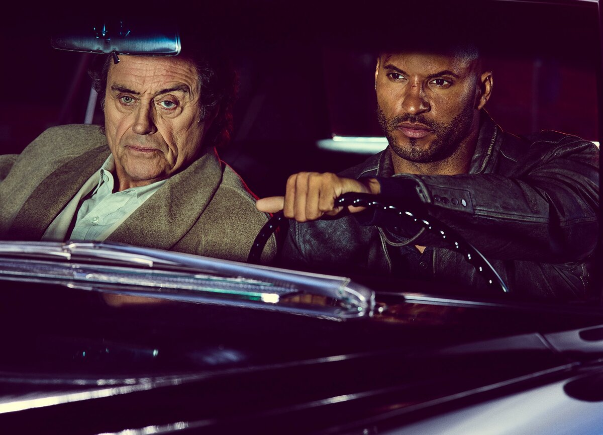 Слева направо Иэн МакШейн в роли Мистера Среды и Рики Уиттл в роли  Тени Луна, "Американские боги", 2017 год.