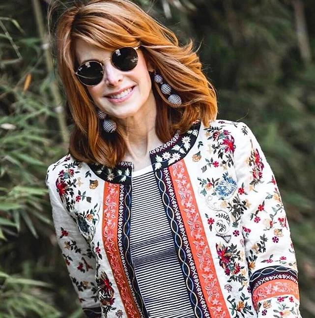 Взято с сайта http://style-info.guru/2020/02/20/kak-nosit-ochki-i-broskie-sergi-stil-zhenshhiny-50/